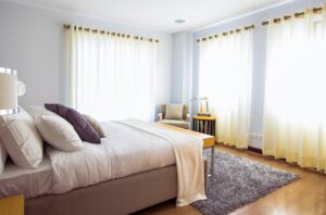 Schickes Schlafzimmer mit Boxspringbett im Monteurzimmer Frauenland.
