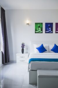 Bequemes Doppelbett mit blauen Kissen im Monteurzimmer Würzburg.