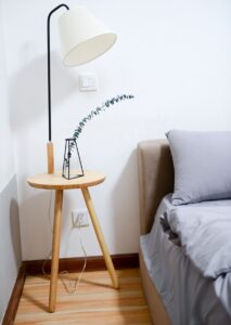 Monteur Zimmer Würzburg Altstatt. Einrichtung mit Nachttischlampe am bequemen Bett.