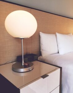 Monteur Zimmer Würzburg Rottendorf. Einrichtung mit Nachttischlampe am Bett.
