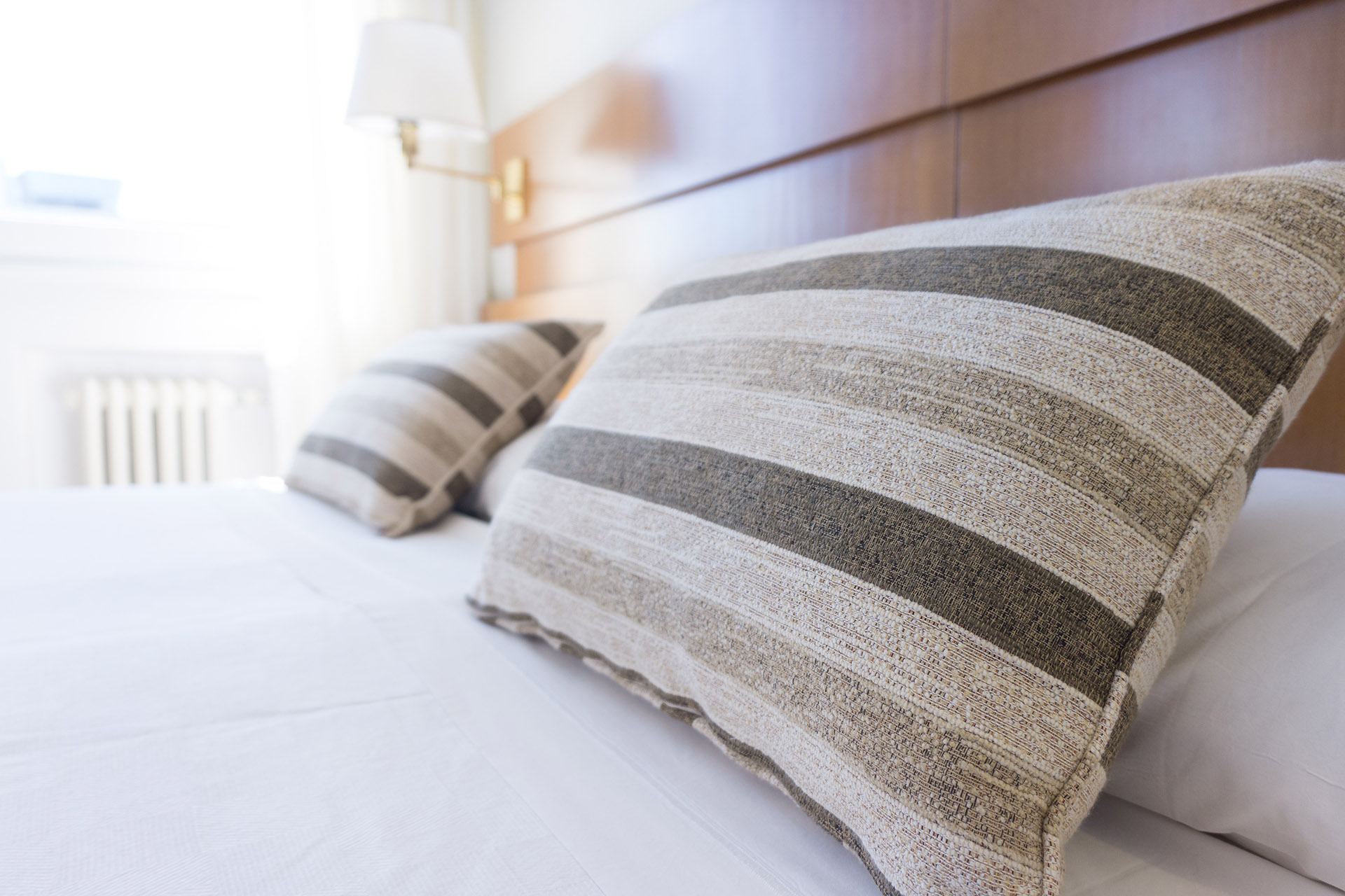 Frisch gemachtes Bett mit schönen Kissen.